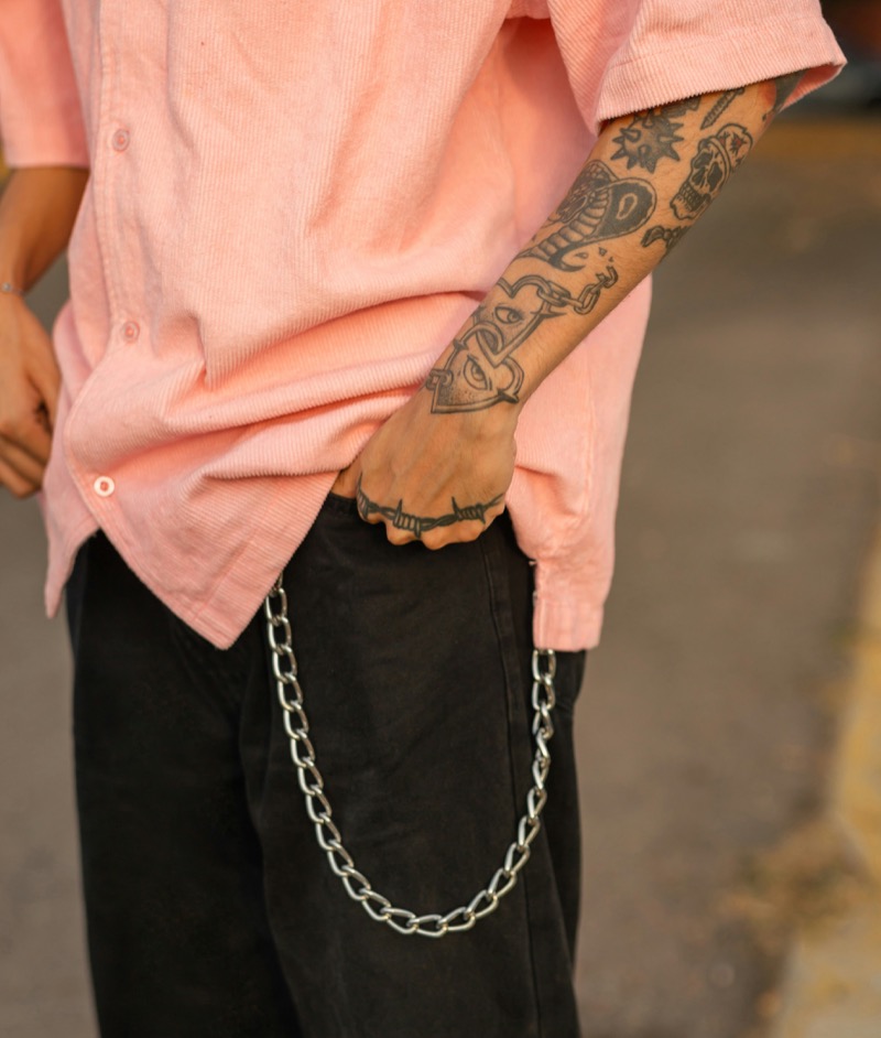 Finish your look with a rebellious touch by wearing a pocket chain.