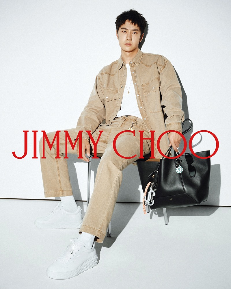 Wang Yibo dons a neutral-colored look for Jimmy Choo’s fall 2024 campaign. 