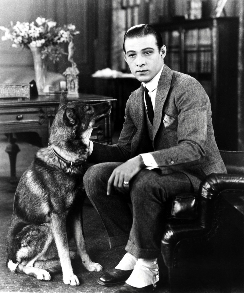 Actor Rudolph Valentino showcases the suit’s lighter cut during the 1920s. 