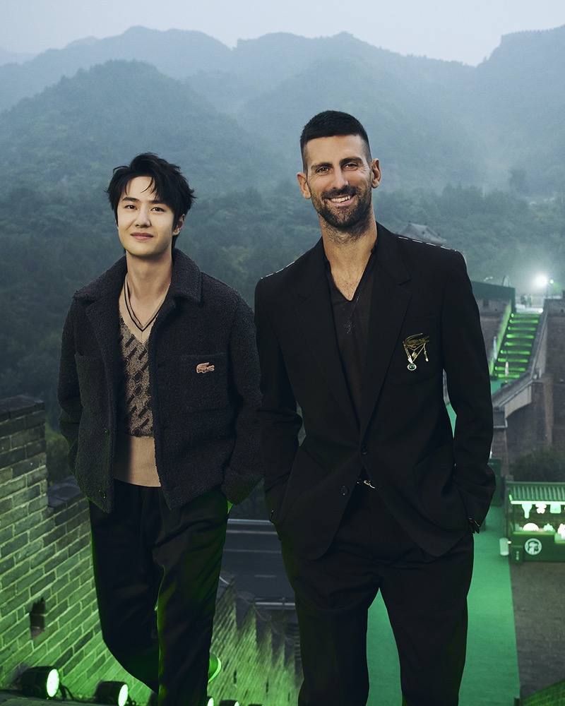 Wang Yibo and Novak Djokovic pose at the Great Wall of China. 