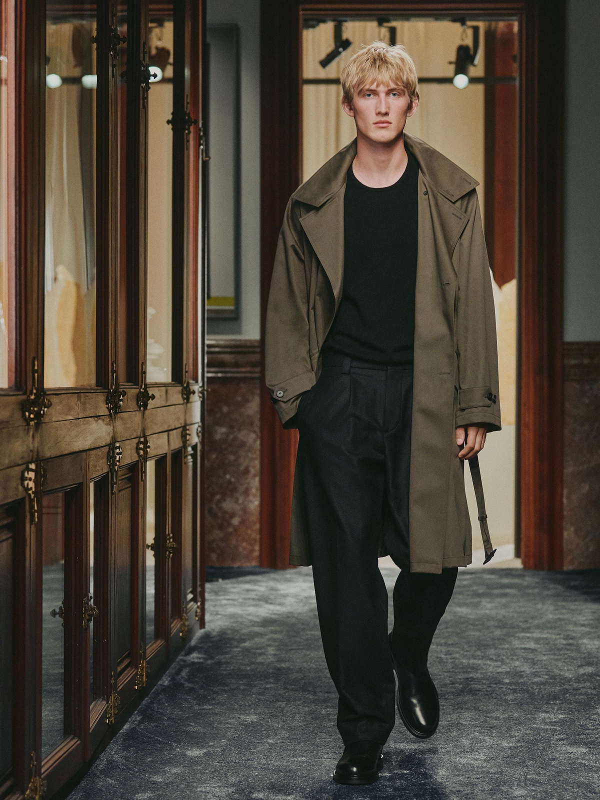 Massimo Dutti Channels the 90s with a Quiet Intensity