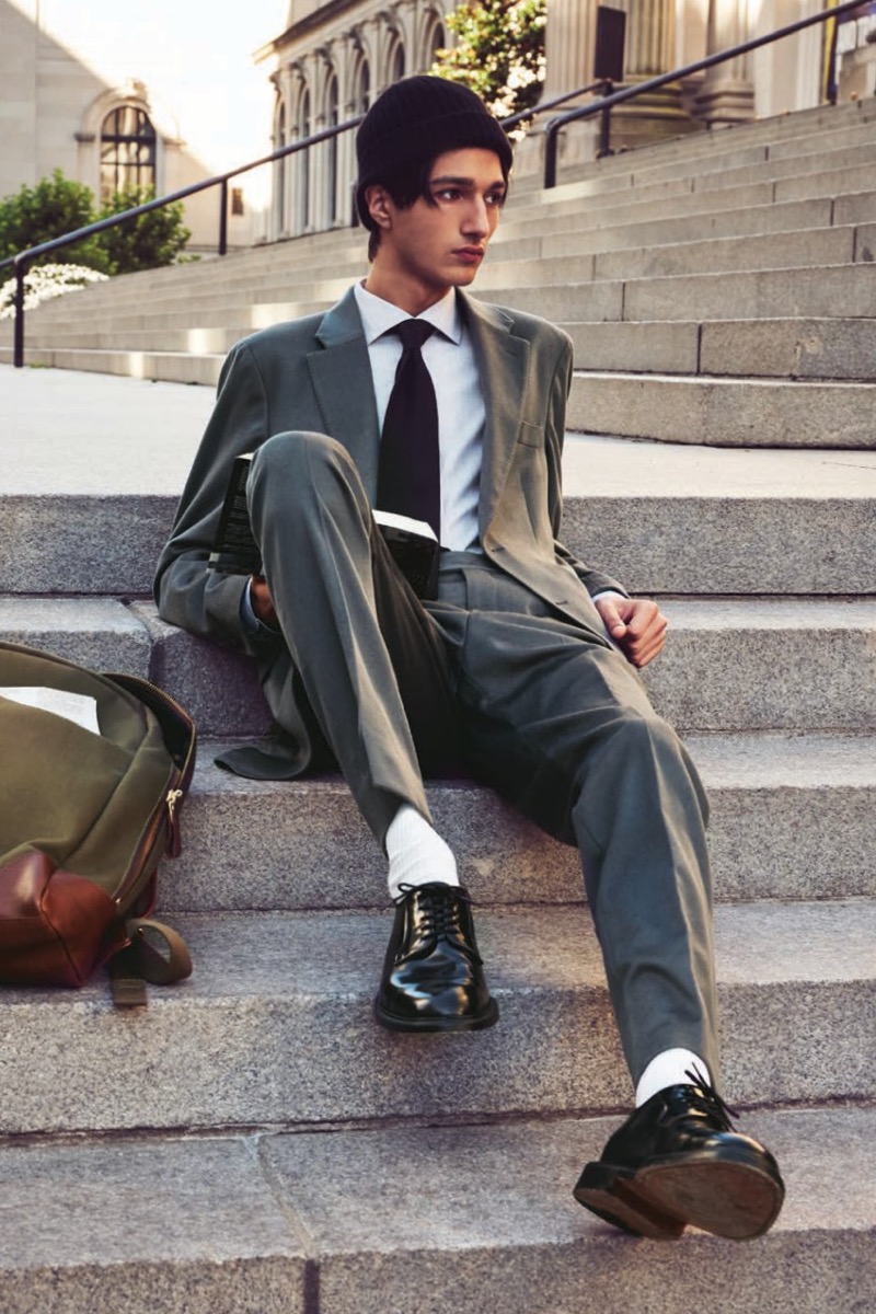 Todd Snyder proposes sartorial dressing with its Italian cashmere Sutton jacket and trousers in slate blue.