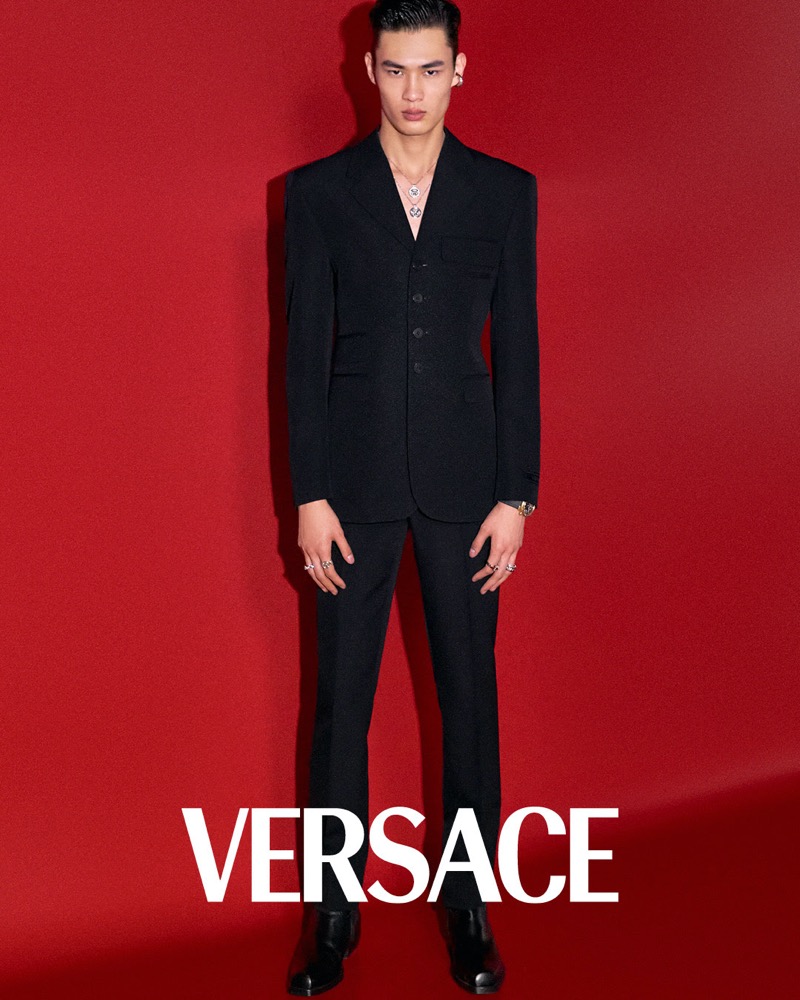 Versace’s tailoring highlights an hourglass shape for fall-winter 2024.