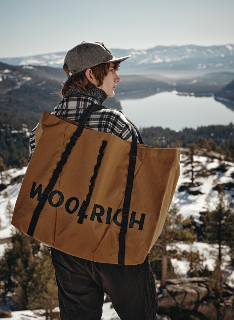 The Todd Snyder x Woolrich Black Label collection delivers an oversized tech tote for fall. 